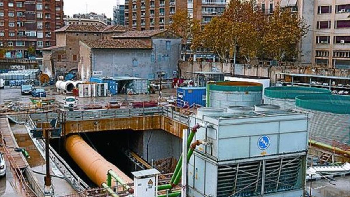 La Torre del Fang, tras el pozo de entrada del túnel del AVE, ayer.