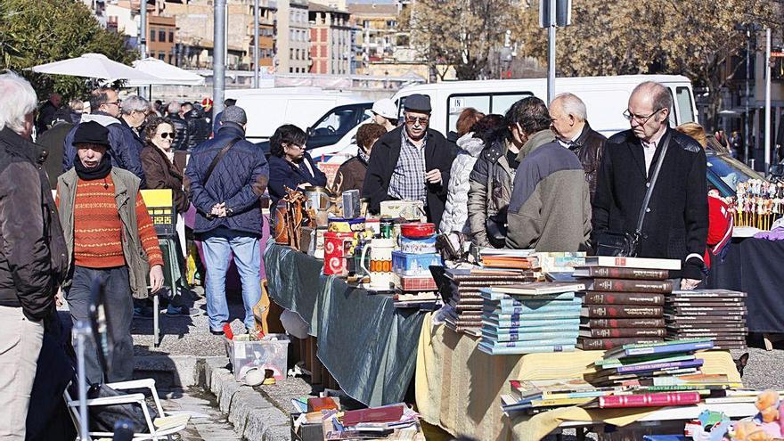 Les parades que solen instal·lar-se els diumenges a pl. Catalunya de Girona, en una imatge d&#039;arxiu.