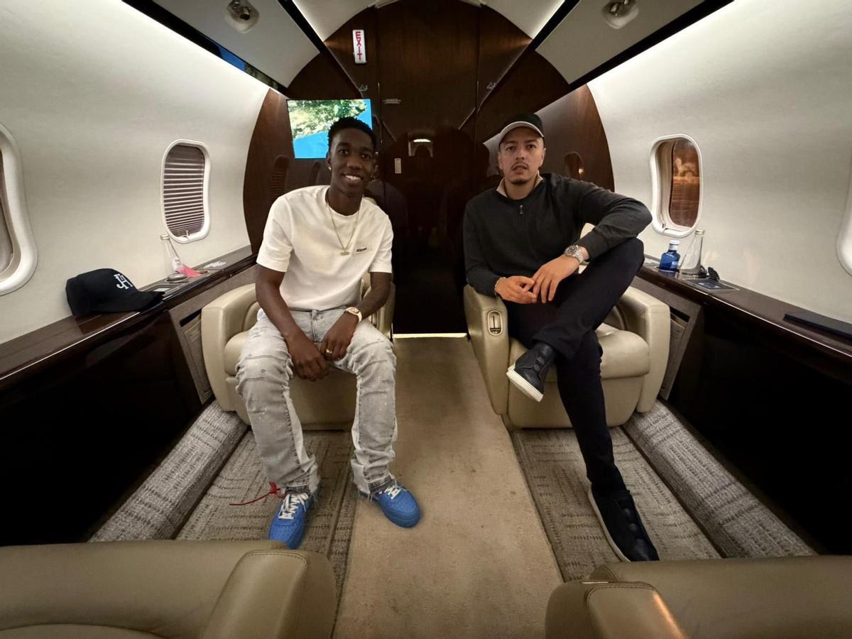 Asprilla i el seu representant, ahir al xàrter que el va dur de Girona a Istambul