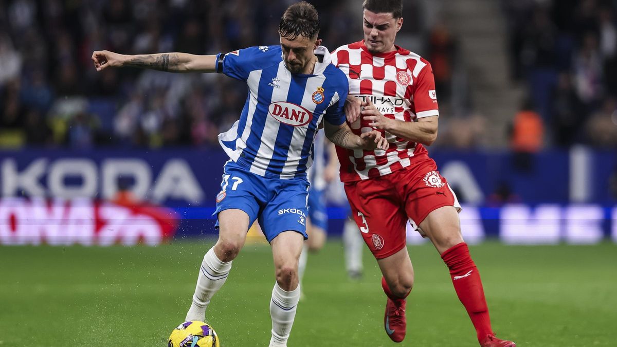 Miguel Gutiérrez lluita amb Jofre Carreras en l'Espanyol-Girona del curs passat