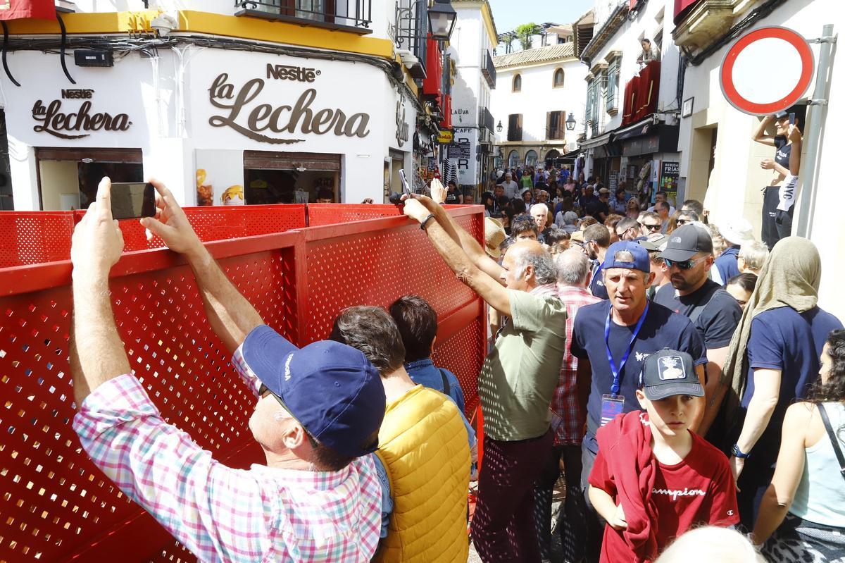 Turistas intentan contemplar el paso de procesiones de Semana Santa en la esquina de la calle Torrijos con Cardenal Herrero.