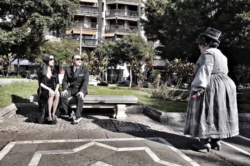 El elenco de La Familia Addams pasea en Santa Cruz