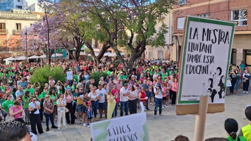 Otra masiva protesta en Dénia: las familias dan la cara por los docentes y proclaman "la estima a la escuela pública"