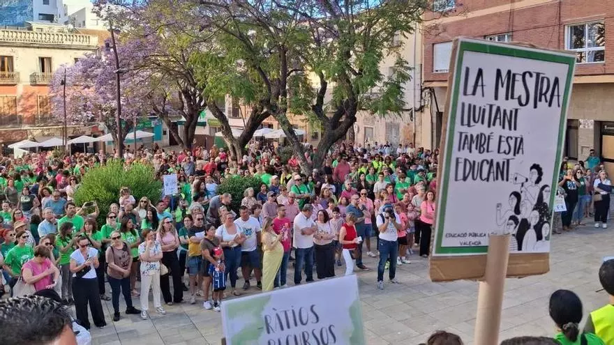 Otra masiva protesta en Dénia: las familias dan la cara por los docentes y proclaman "la estima a la escuela pública"