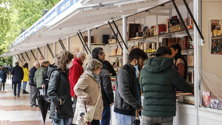 La Feria del Libro de Cáceres vence a la lluvia y llena las casetas en su estreno