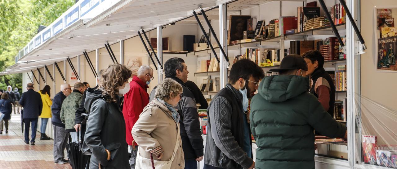 Cacereños pasean por la Feria del Libro de Cáceres, este viernes.