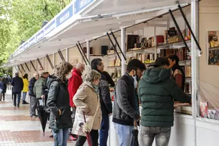 La Feria del Libro de Cáceres vence a la lluvia y llena las casetas en su estreno