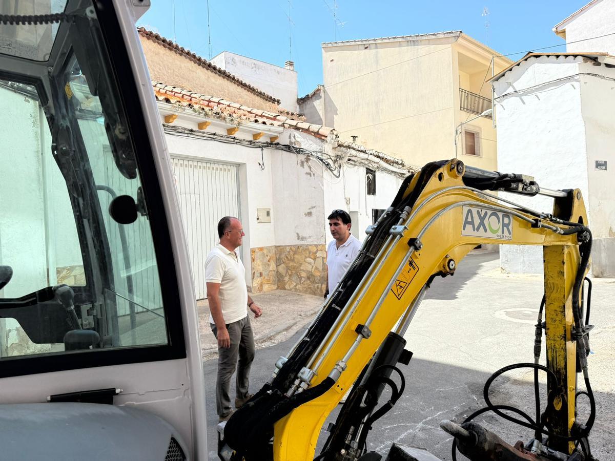 Obras y mejoras de infraestructuras en Navalmoral de la Mata, supervisadas por el alcalde, Enrique Hueso.