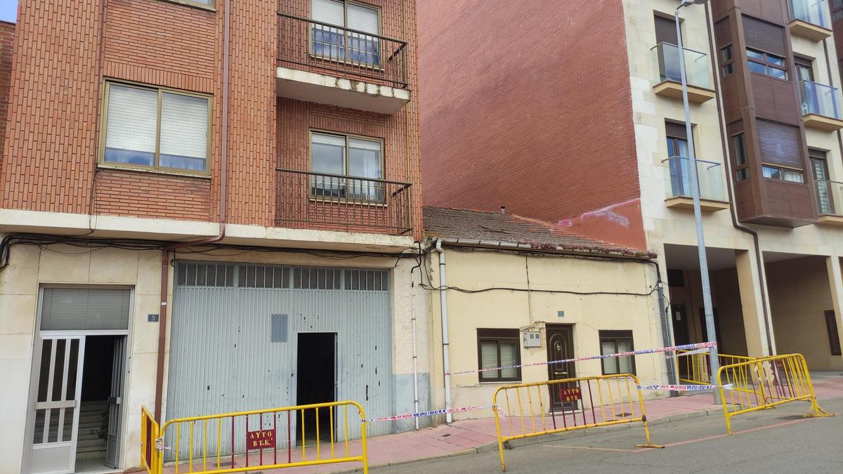 A la derecha, el edificio de cuatro plantas afectado por el posible desplome de una pared.