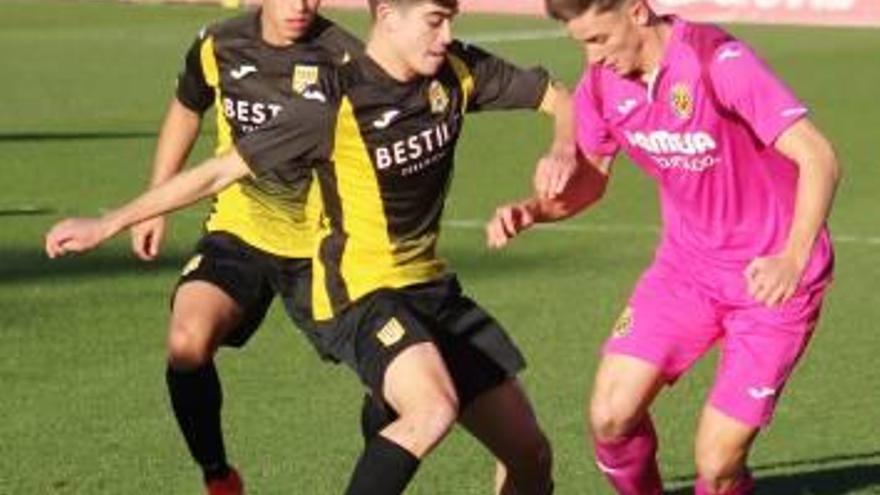 Aitor Gelardo presiona a Diego Collado durante el partido.