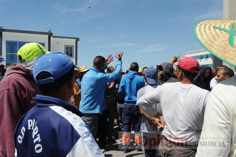 Protesta hortofrutícola en una empresa de El Raal