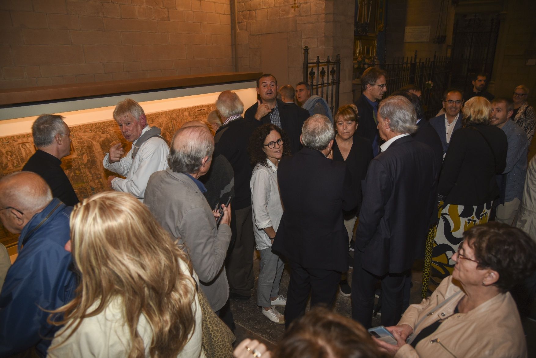 Un centenar de persones presencien a la Seu de Manresa la inauguració del frontal florentí restaurat