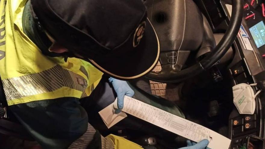 Investigan a dos trabajadores de un taller de Lalín por manipular tacógrafos a camiones