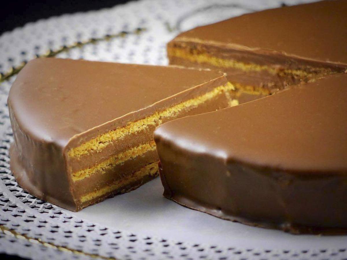 Torta de Navidad: La reina de las fiestas Capas de barquillo y crema de chocolate bañadas en cobertura chocolateada.