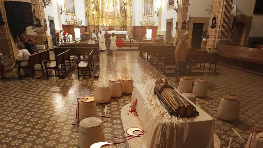Calor, devoción y colas para ver los 'llits' de la Mare de Déu en las iglesias de Mallorca