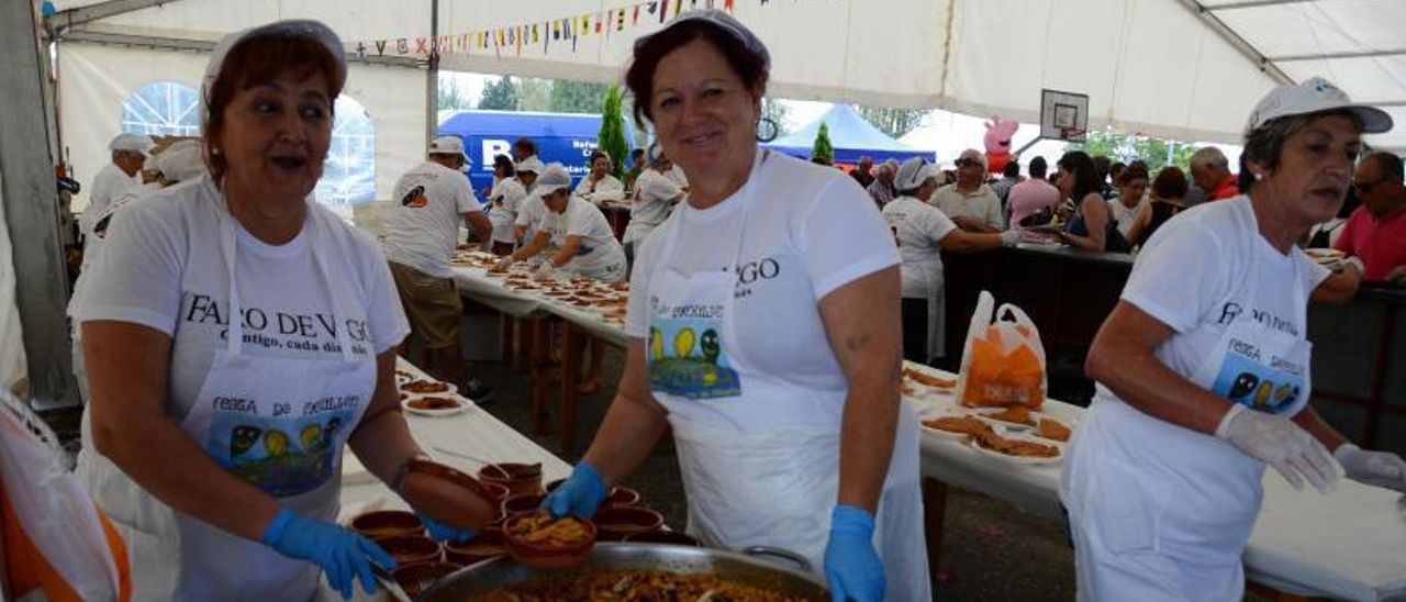 Integrantes de la Asociación de Mulleres, haciendo raciones en la fiesta del 2019. | GONZALO NÚÑEZ