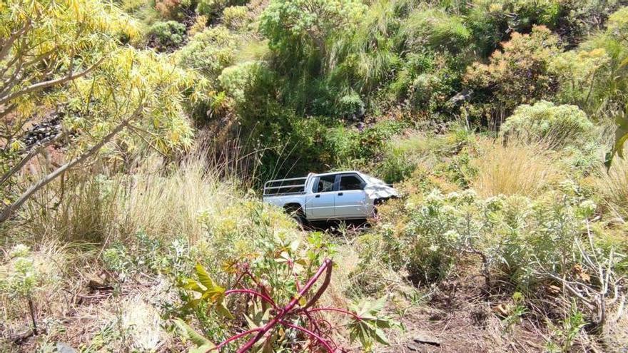 Los bomberos rescatan al conductor de un vehículo que cayó por un barranco en La Palma