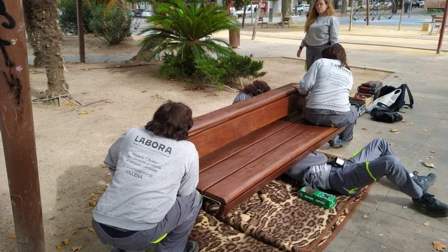 El equipo del programa de Empleo completa la renovación de los bancos del Paseo Chapí de Villena.