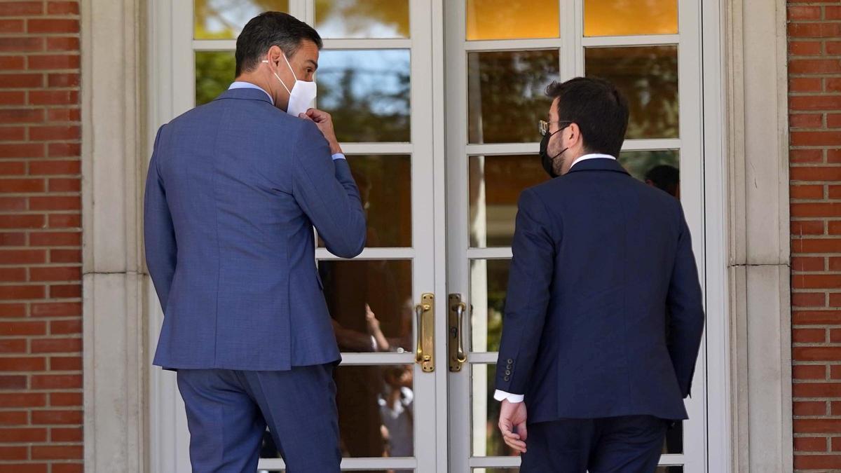 El presidente del Gobierno, Pedro Sánchez, y el ’president’, Pere Aragonès, se dirigen a su reunión en la Moncloa el 29 de junio.