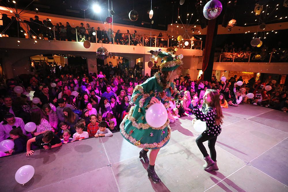 La décima edición de la tradicional fiesta de Navidad de Apneef y Magna Pityusa se celebró este domingo en la discoteca Pacha .