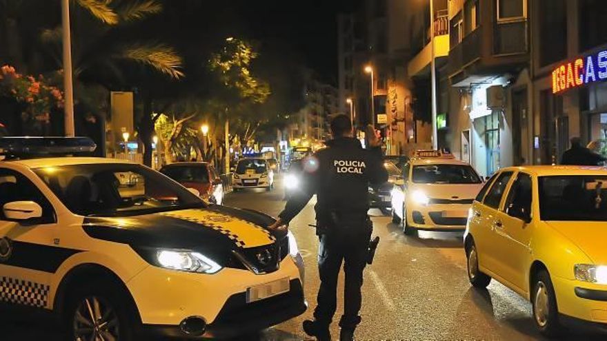 Uno de los controles realizados por la Policía Local de Elche.