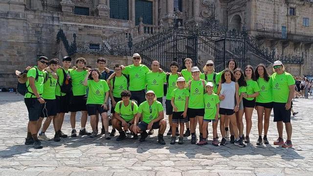 Los miembros de la comunidad educativa del colegio Salesiano en la plaza del Obradoiro de Santiago de Compostela.