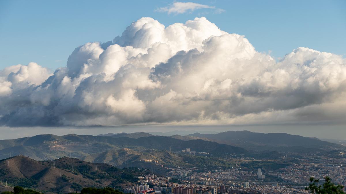 Nubes de desarrollo sobre Barcelona