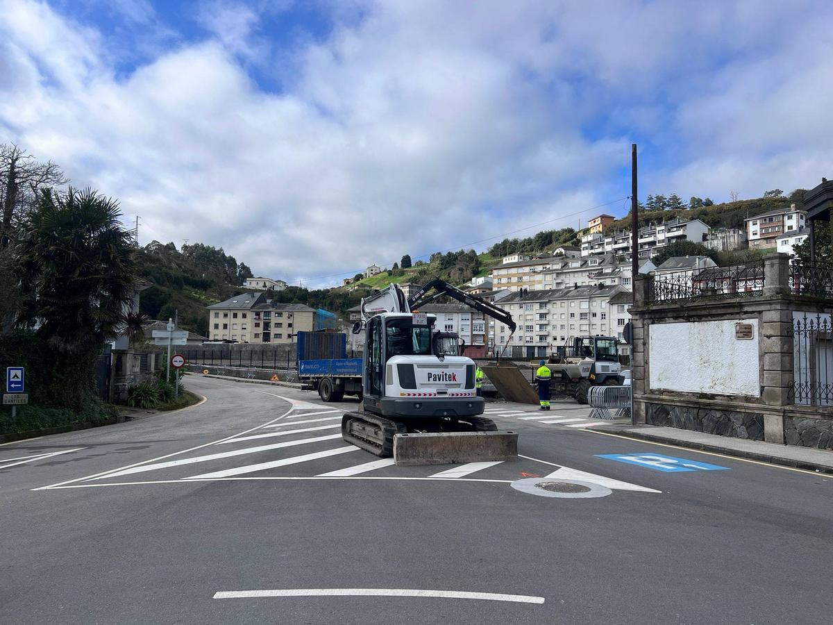 Maquinaria de obra en el centro de Luarca.