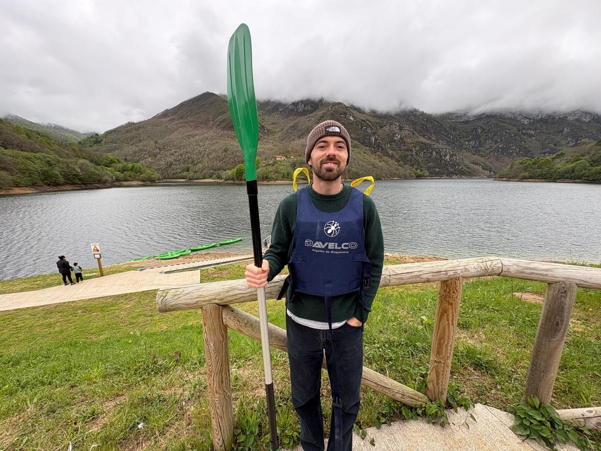 Matthew Quinn antes de subirse al kayak en el embalse de Tanes