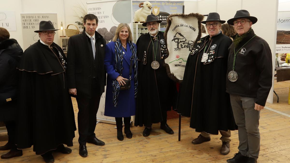 La directora general Carmen Urbano y el alcalde de Vera de Moncayo, Ángel Bonel, con la Cofradía de la Trufa del Moncayo.