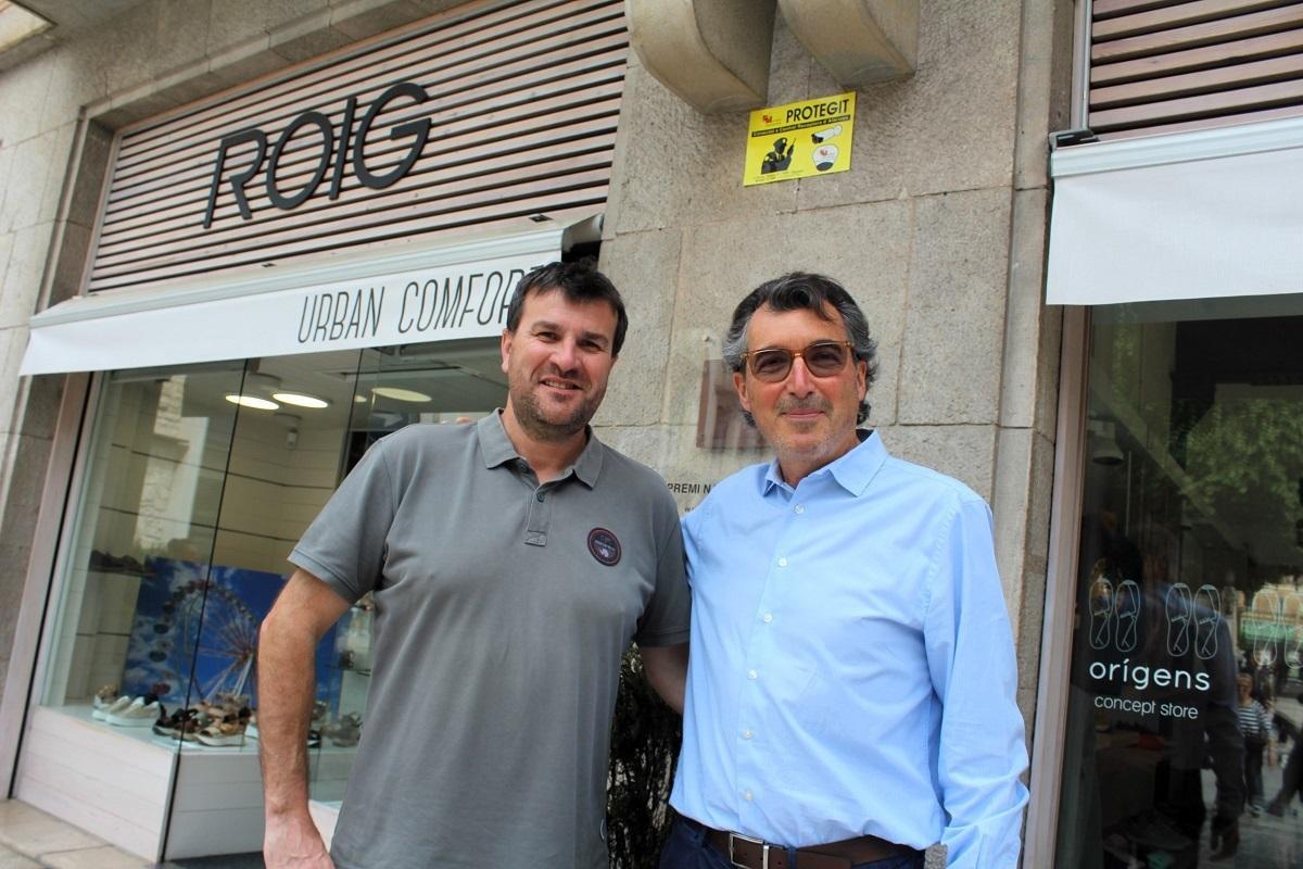Xavier Rodà i Miquel Roig davant l'emblemàtica sabateria de la Rambla