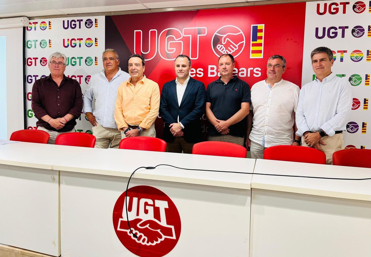 Los firmantes del convenio han posado juntos