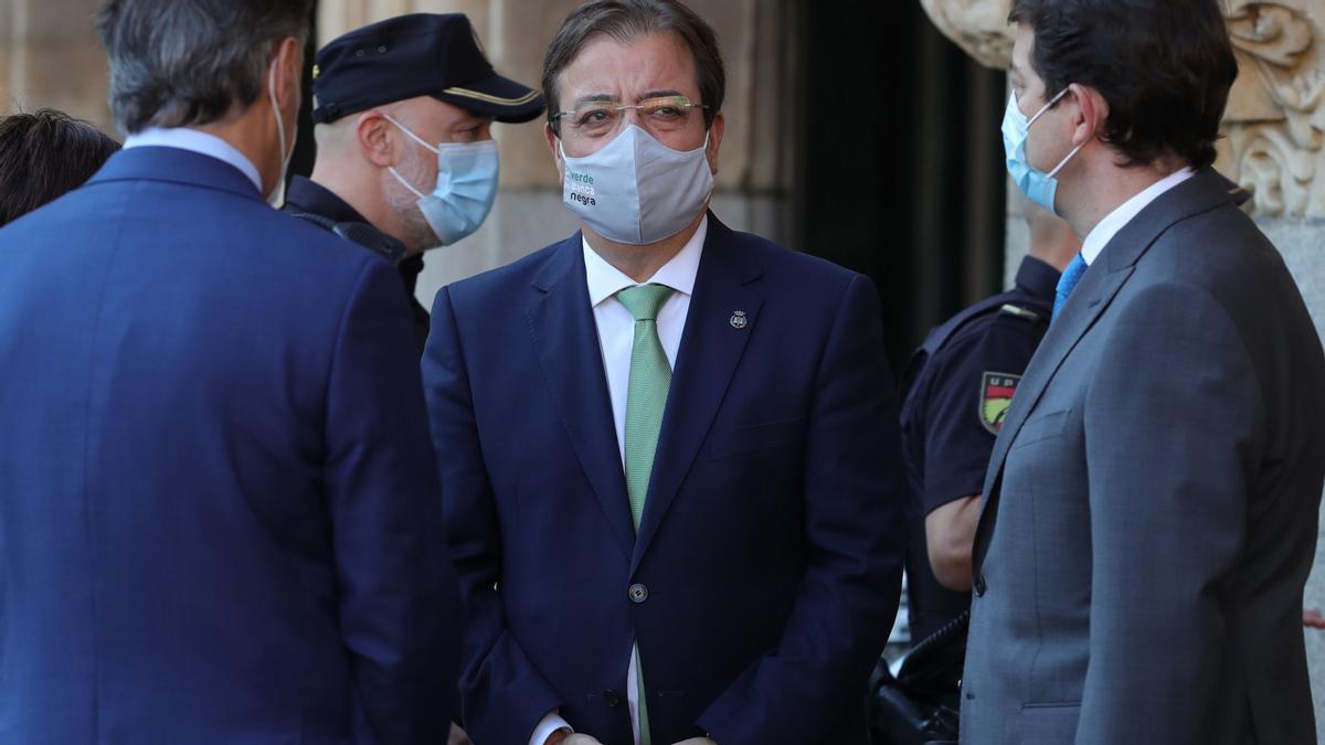 El presidente de Extremadura, Guillermo Fernández Vara, y el de Castilla y León, Alonso Fernández Mañueco, a su llegada a la XXIV Conferencia de Presidentes.