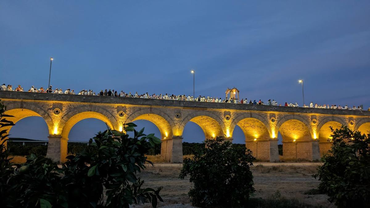 La procesión de la Virgen de Belén de Palma del Río pasa por el puente durante las celebraciones de 2025.