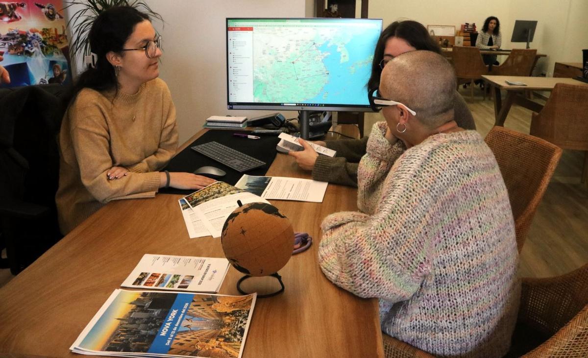 Dues persones a l'agència Viñolas de Figueres.