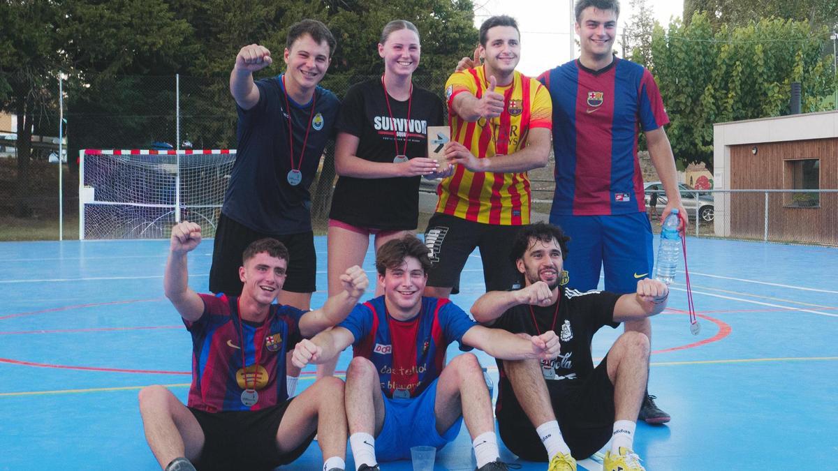 Jugadors de l'estrena de la pista esportiva de Sant Martí Sesgueioles, renovada