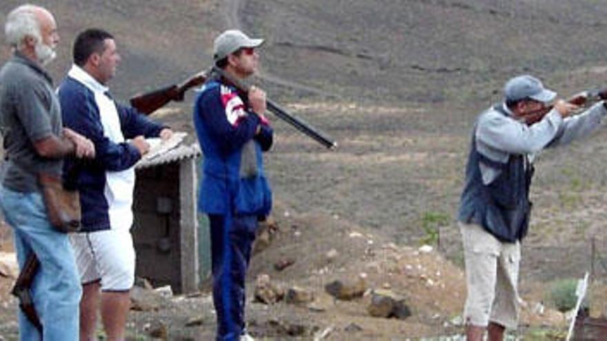 Cazadores con escopeta y perros durante una jornada de caza. i LP/DLP