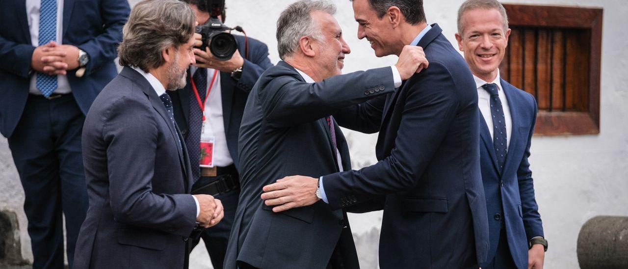 Ángel Víctor Torres se abraza con Pedro Sánchez en el saludo antes de la Conferencia de Presidentes en La Palma.