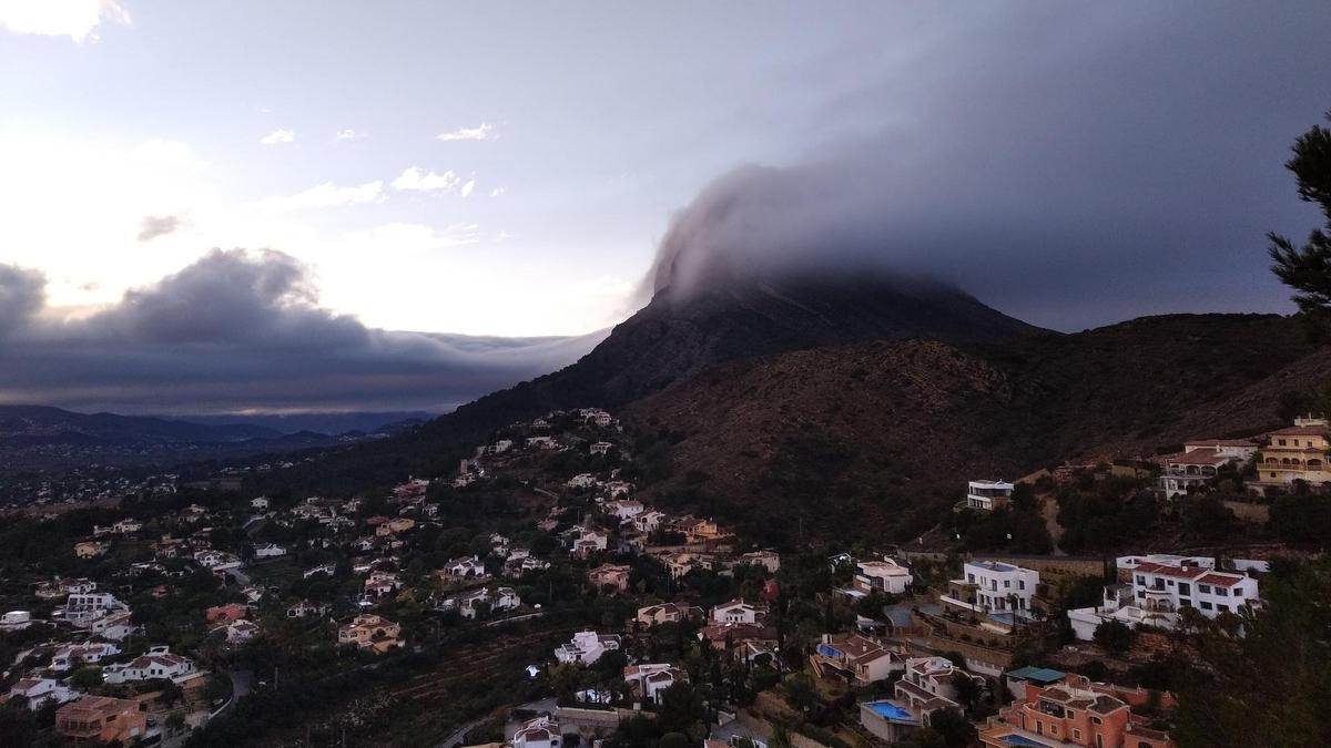 La cima del Montgó, envuelta por una nube