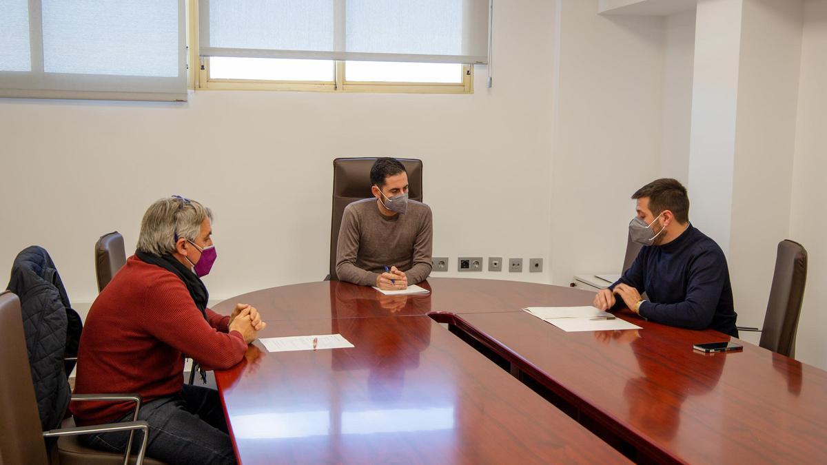 Reunión de Bielsa con uno de los sindicatos, en Mislata.