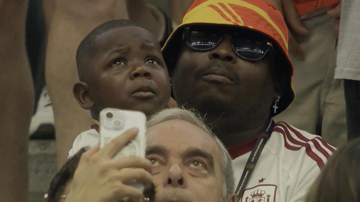 Keyne, hermano de Lamine Yamal, rompe a llorar durante la semifinal del Mundial 2026.