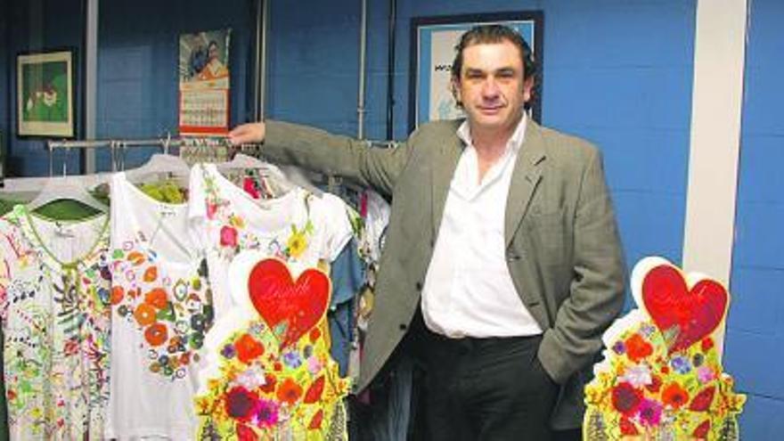 Sobre estas líneas, el gerente de la empresa textil Mamatayoe, Ignacio Galán, con algunas de sus creaciones. A la derecha, imagen promocional de la marca para su entrada en el mercado chino.