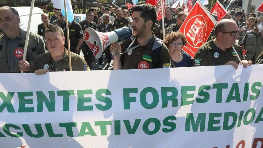 Agentes forestales durante la protesta convocada ayer en Santiago.