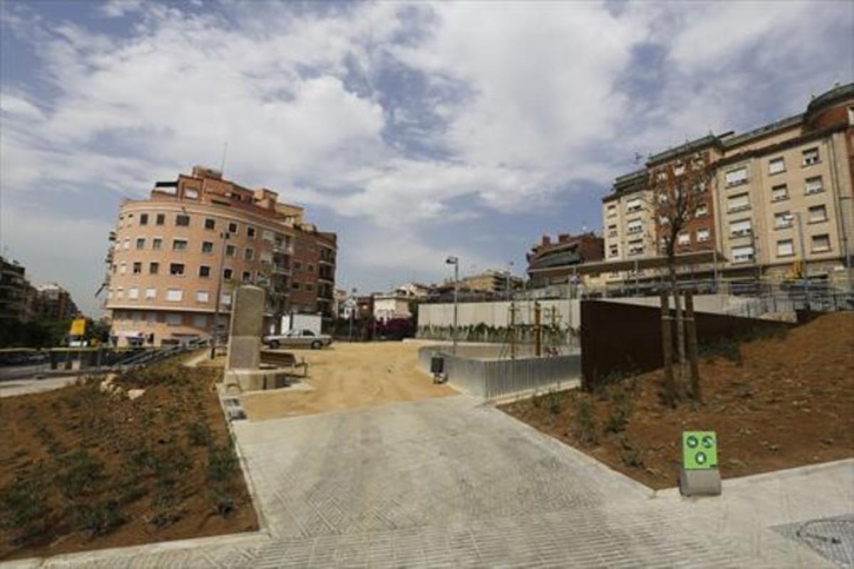 La plaça Sanllehy, acabada d’urbanitzar i amb menys vegetació, després de sis anys d’infructuoses obres del metro que han castigat el veïnat.