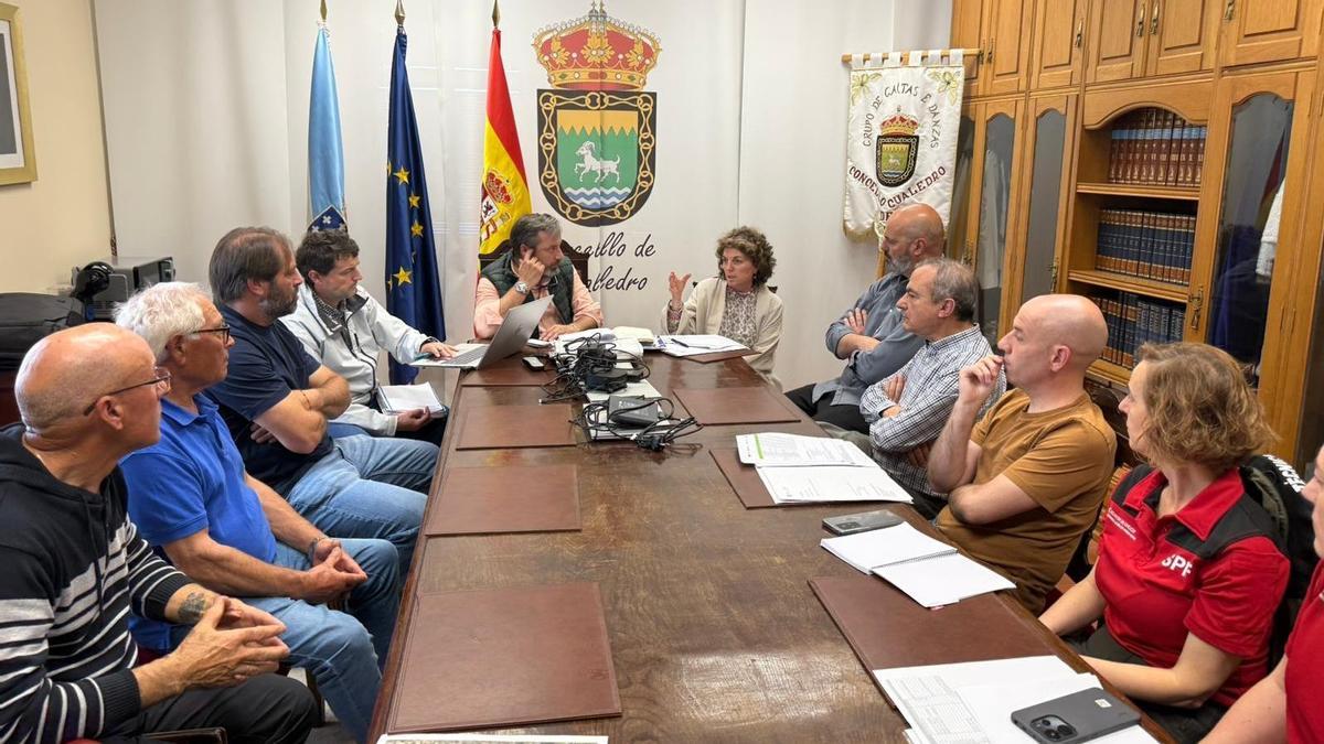 Comuneros, técnicos, alcalde y director xeral, reunidos en Cualedro.