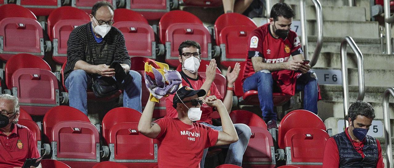 Algunos de los abonados del Mallorca, durante el partido del domingo ante el Alcorcón en Son Moix.