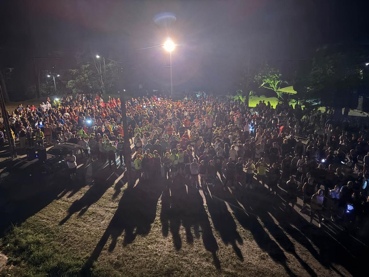 Los participantes en la Andaina da Santa Compaña, antes de salir, en Taragoña.