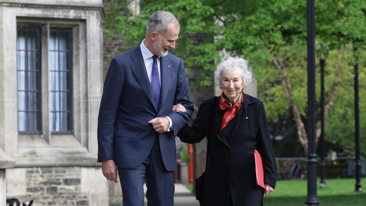 Margaret Atwood y el Rey Felipe, este miércoles en la Universidad Victoria de Toronto (Canadá).