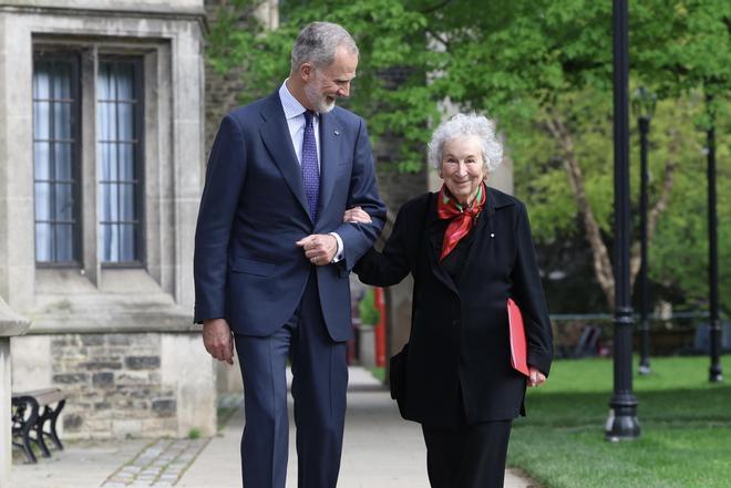 Felipe VI agradece a Margaret Atwood que haya enseñado a leer "nuestras sociedades y nuestro tiempo"