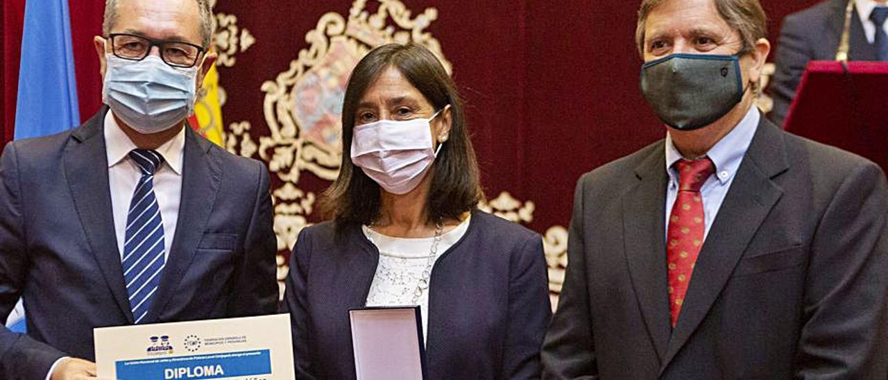 Pascual Martínez, la doctora María José Villanueva y el jefe de la Policía Local de Oviedo, José Manuel López, durante el acto de ayer.| Bernanbé Valle